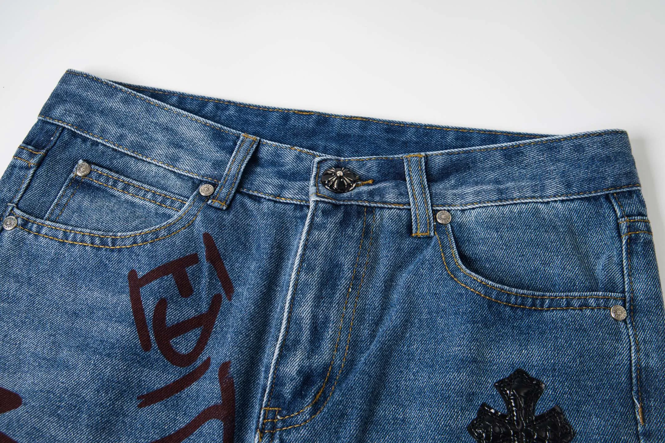 P240 Chrome hearts printed stitched black leather classic washed jeans. Really restores the ultimate vintage texture. Three-dimensional version. Loose and comfortable, not picky on the figure. Looks taller and slimmer. Factory precision. Original factory quality control. Same style for men and women. Can be matched. Versatile recommendation. Must-have jeans for all seasons. Fashionistas have been disappointed. From the quality selection of fabrics, the tailoring of details, and the matching of patterns, they are all impeccable! The upper body is so handsome when worn...it can be easily worn by men, women and children! The craftsmanship is made of heavy-duty washed pure cotton denim fabric. After washing, it is soft and thick. It is very stylish when worn on the body. Style number: 1760# Color: blue Size: 28 30 32 34 36